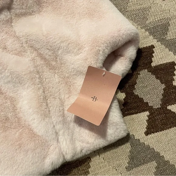 BHLDN faux fur shrug capelet NWT - Picture 4 of 6